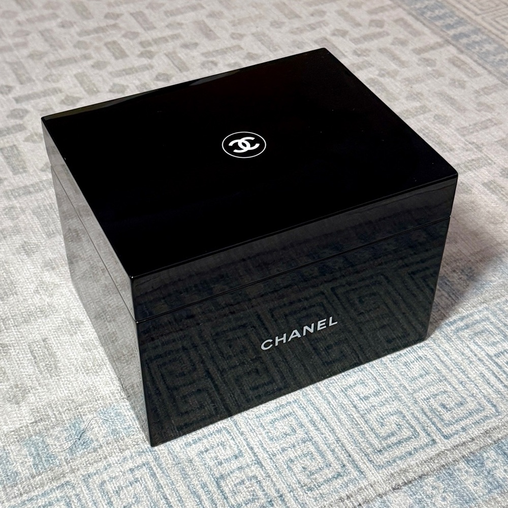 CHANEL Laquer Beauty Box